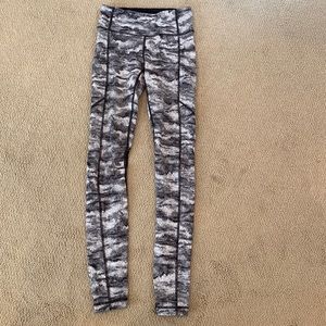 Lululemon black/ white ankle length leggings with side picked
